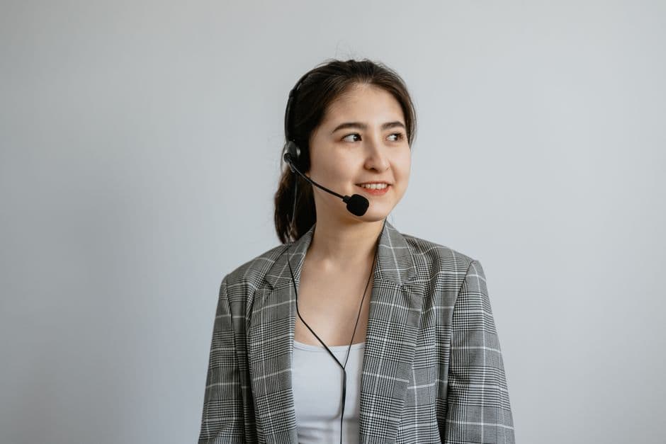 Operadora com auricular pronta a assistir clientes por telefone