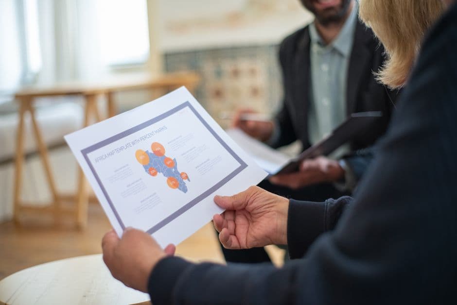 Consultor a analisar conta de anúncios com cliente numa reunião