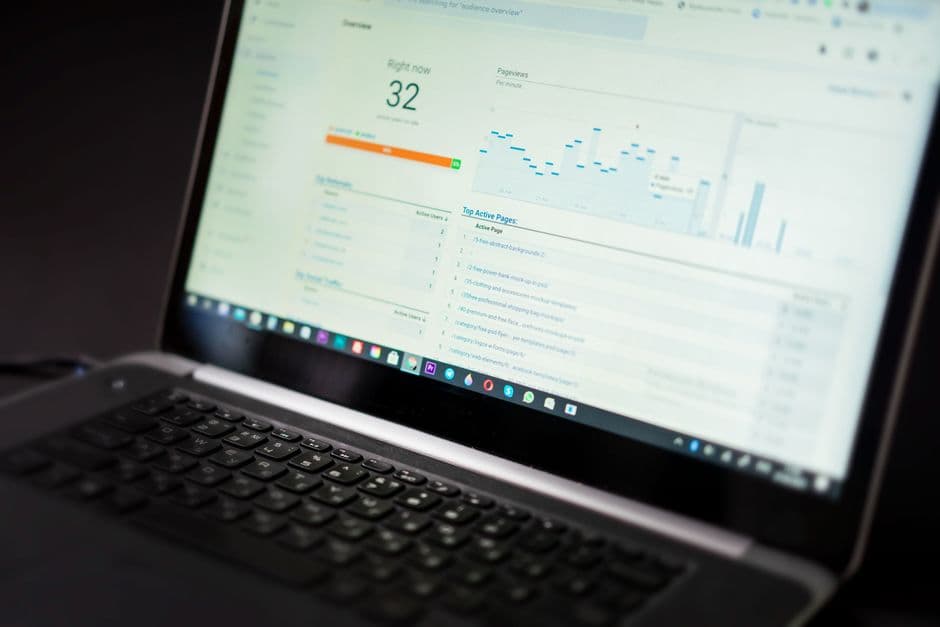 Dashboard de CRM com análise de pipeline num portátil