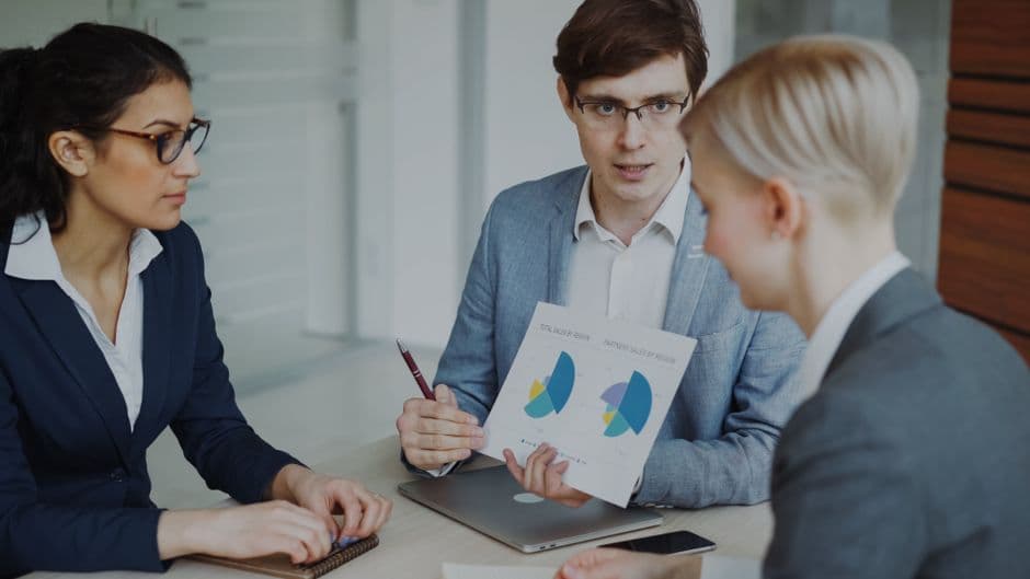 Equipa comercial a definir estratégia de vendas com dados do CRM