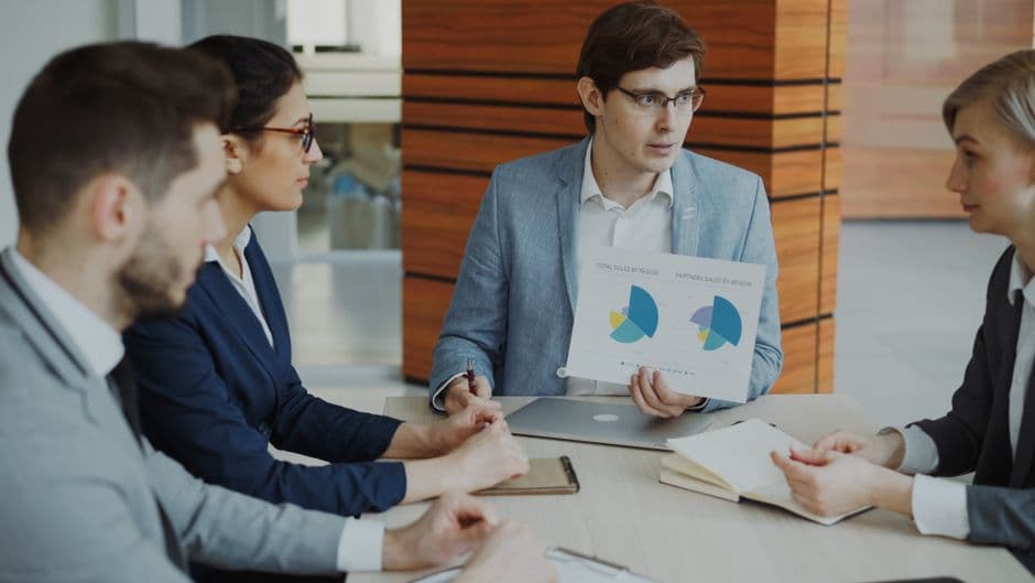 Equipa comercial a analisar dados de leads captados automaticamente