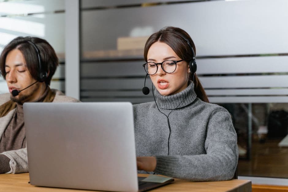 Equipa de apoio ao cliente a acompanhar conversas do chatbot de IA