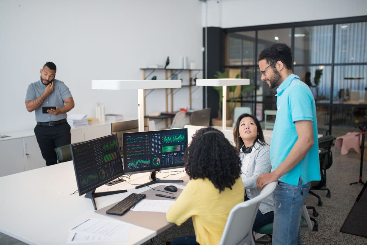 Equipa da Eter Growth a analisar dados para construir dashboards de gestão