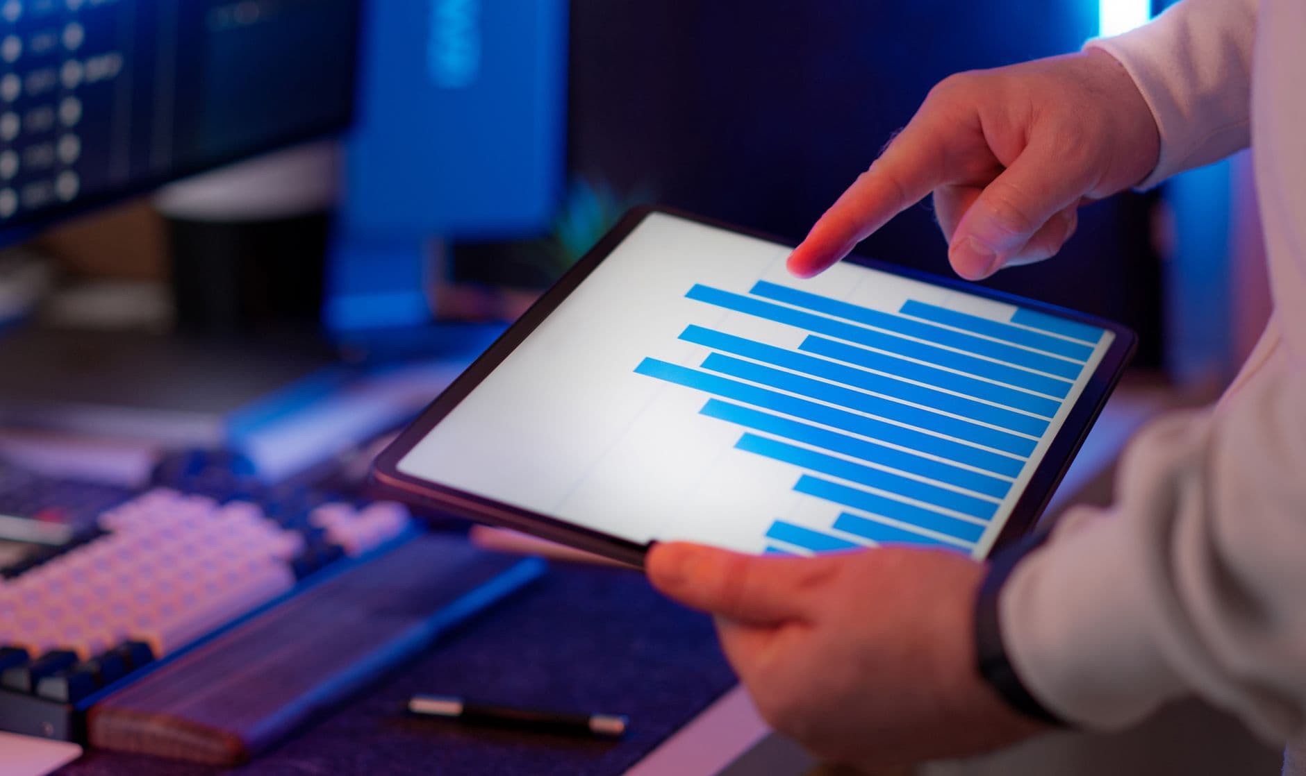 Analista a otimizar campanhas de Google Ads num tablet