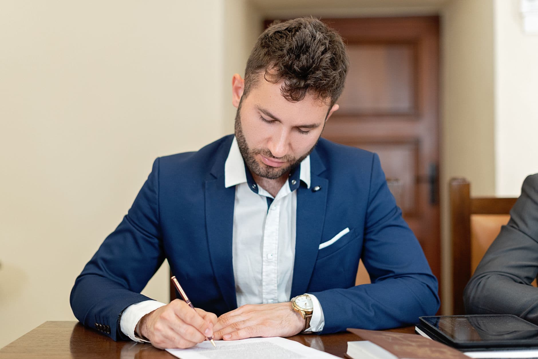 Profissional a assinar documentação de certificação ISO 27001
