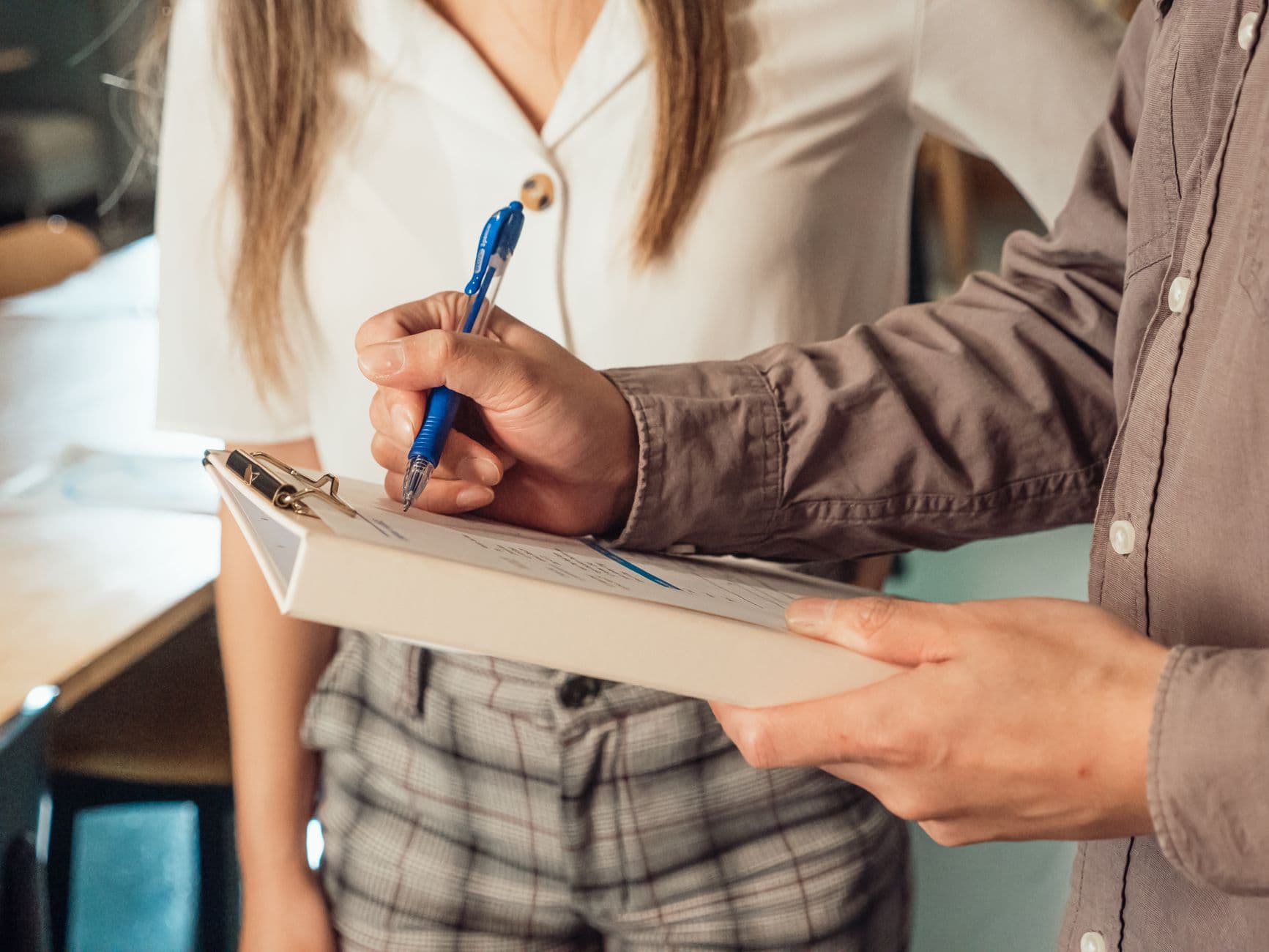 Equipa a rever checklist de auditoria de preparação para ISO 27001