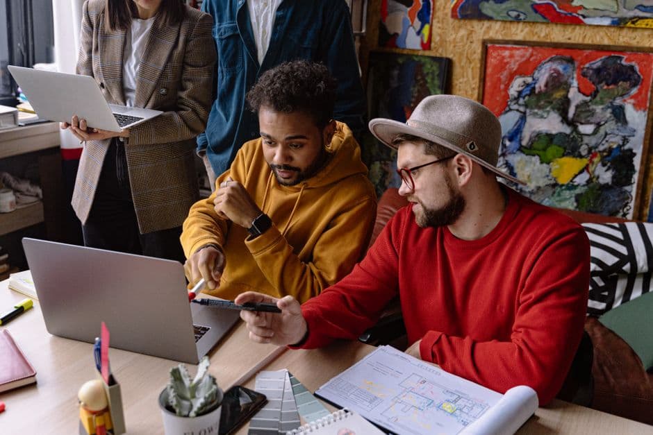 Equipa de design a criar landing page de conversão em conjunto