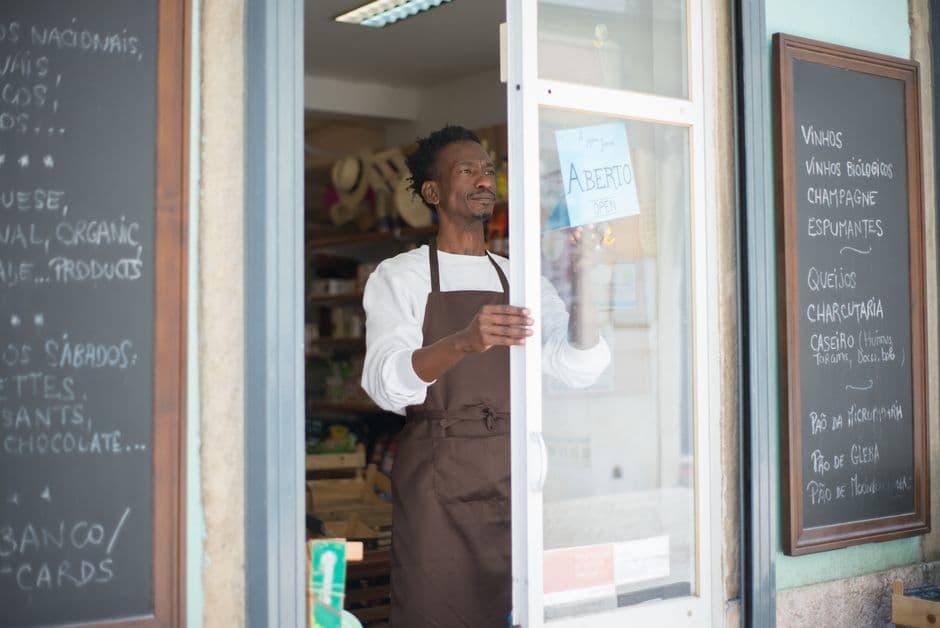 Comerciante à frente de um negócio local otimizado para pesquisas na zona