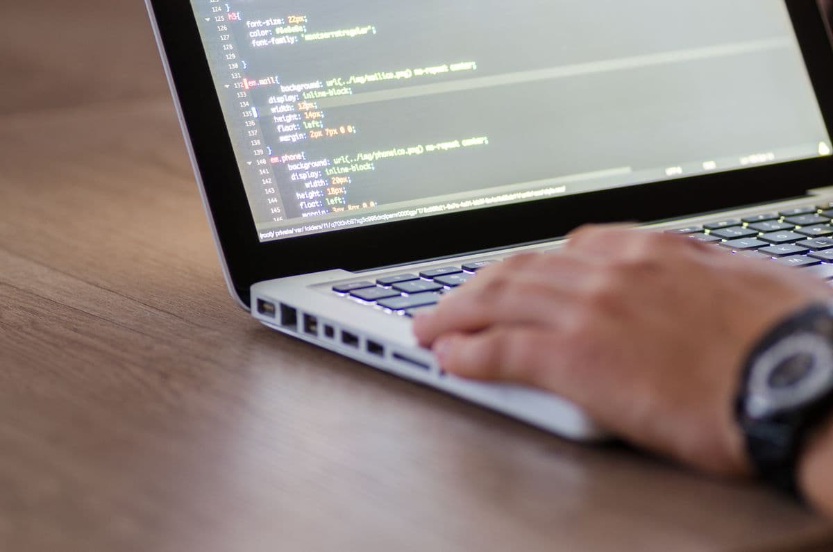 Equipa da Eter Growth a implementar Pixel e Conversions API da Meta