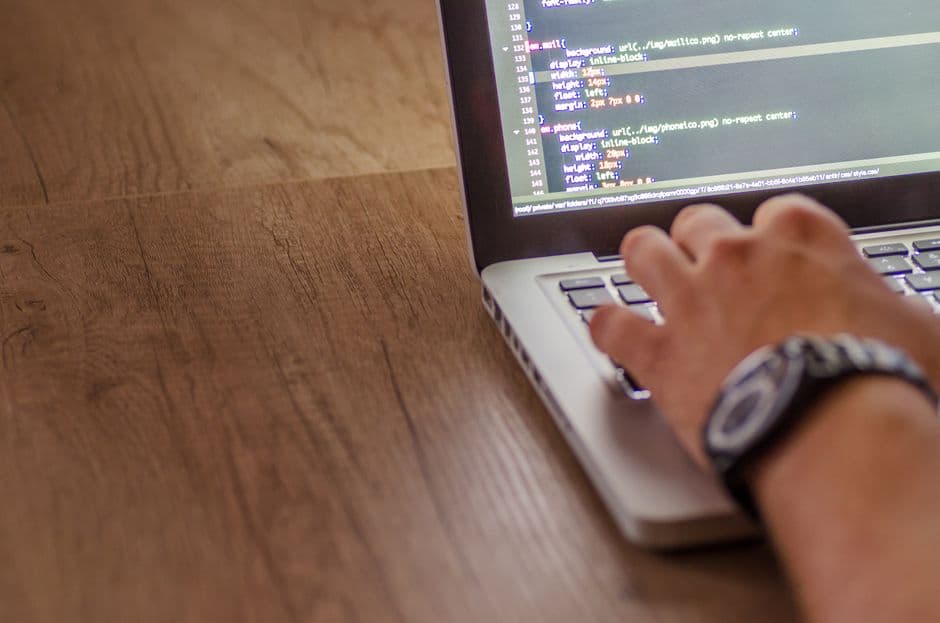 Manutenção técnica contínua de websites Programador a rever código durante manutenção técnica de um website